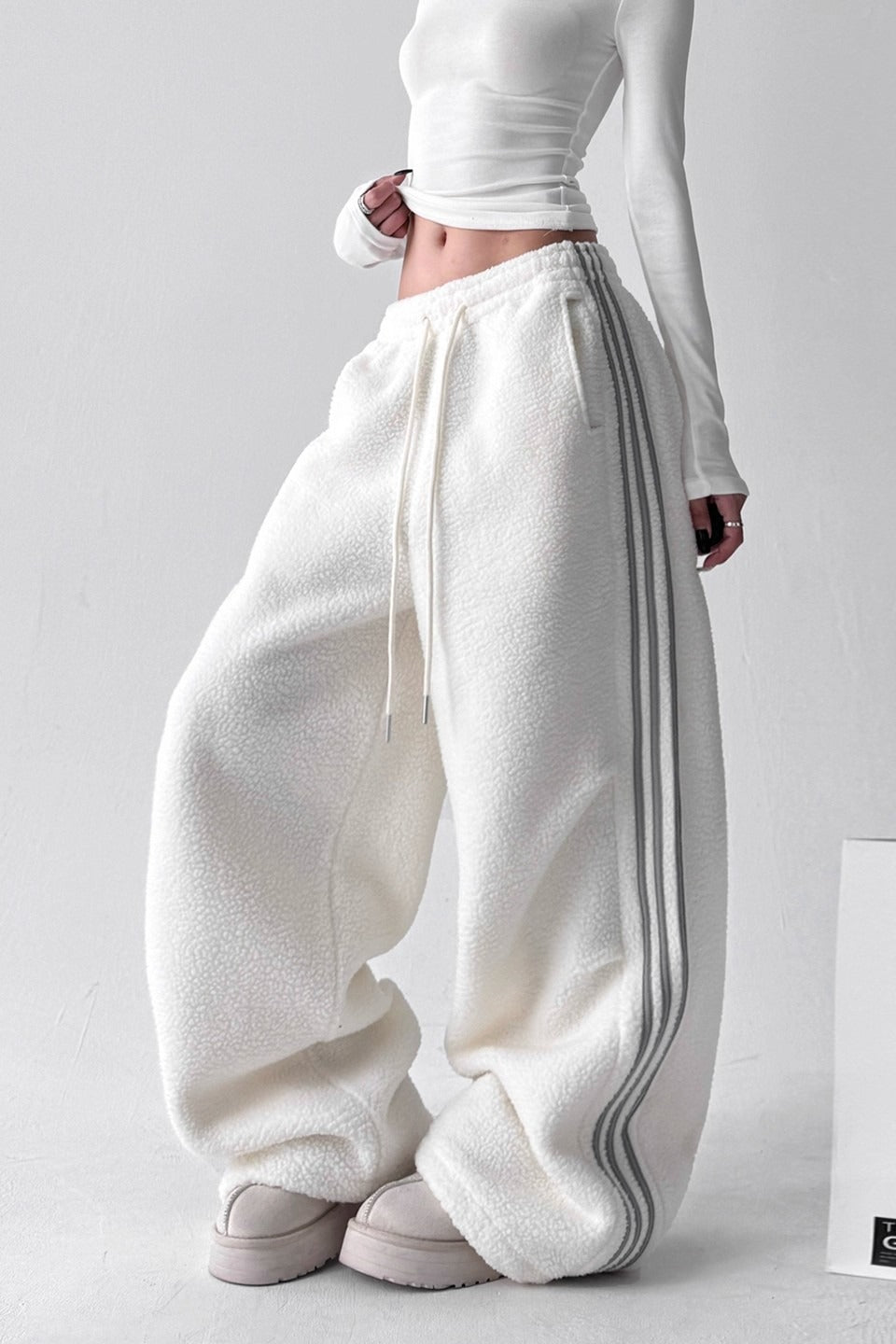 Weite Streifenhose mit Plüschoptik im Sportstil