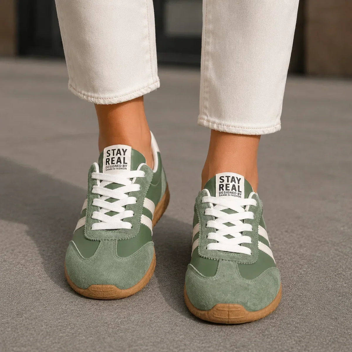 Orthopädische Sneaker mit Fussbettung und weiter Passform