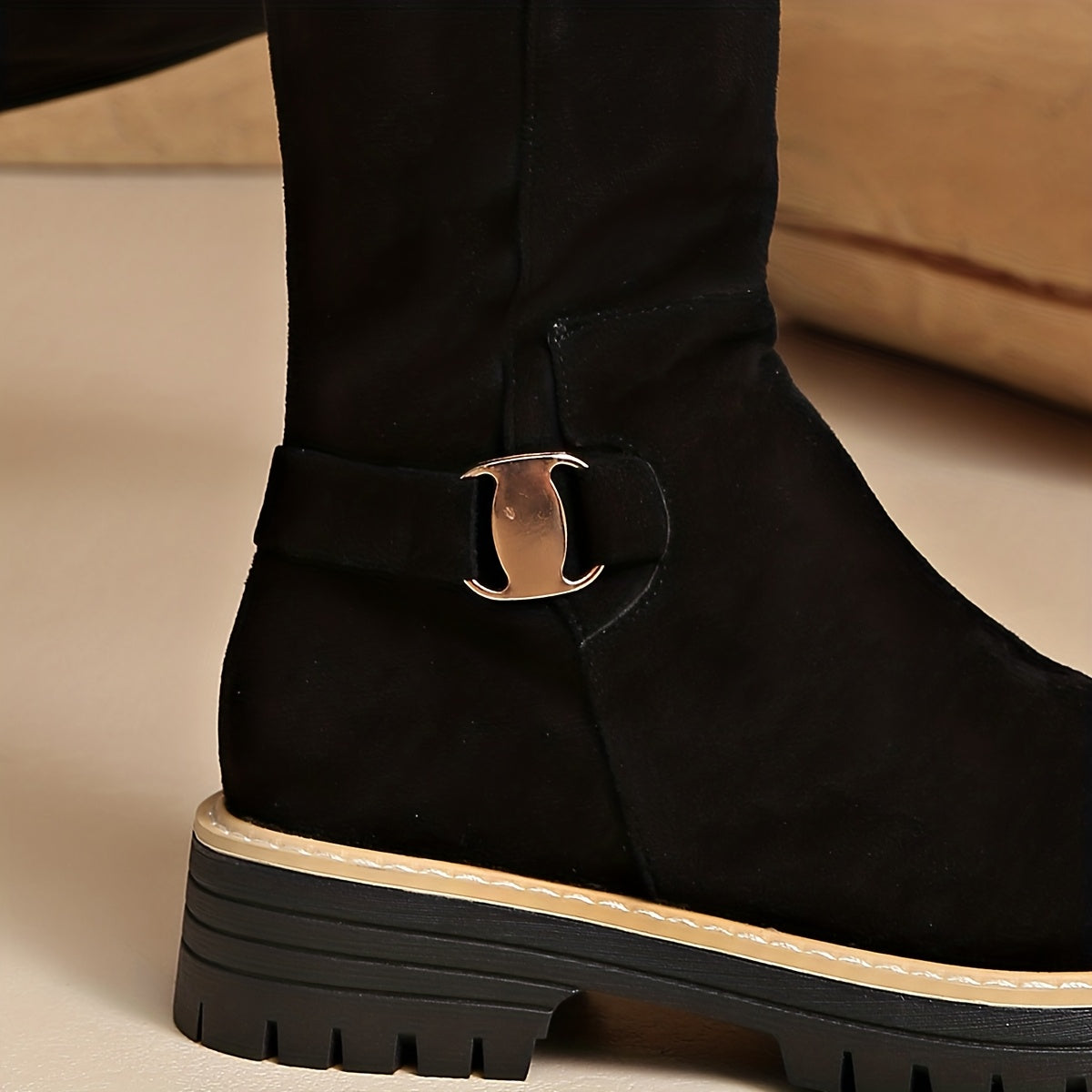 Kniehohe Damenstiefel mit Blockabsatz und Profilsohle