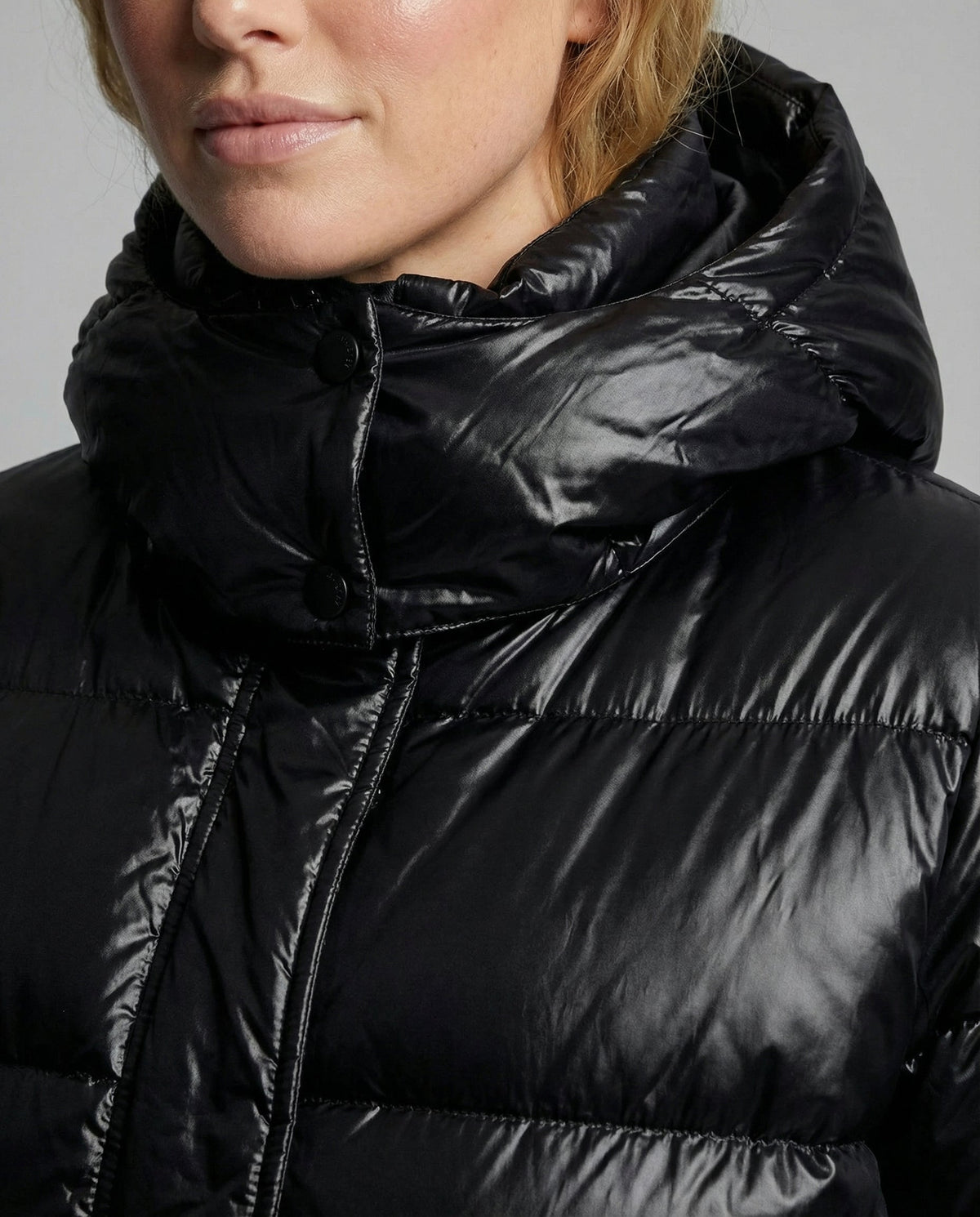 Sportliche Damen Steppjacke mit Kapuze und Taschen