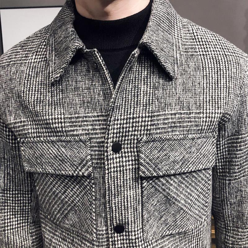 Kurze Herrenjacke mit Karomuster und Knopfleiste