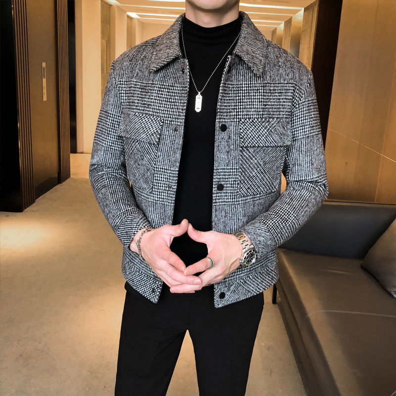 Kurze Herrenjacke mit Karomuster und Knopfleiste