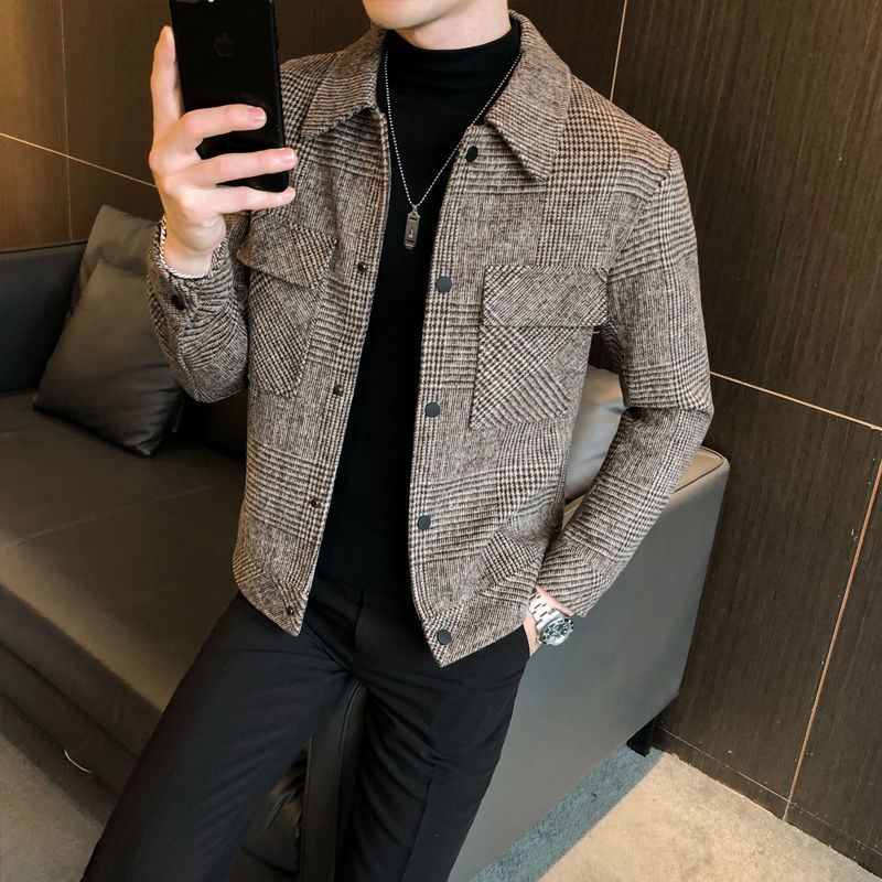 Kurze Herrenjacke mit Karomuster und Knopfleiste