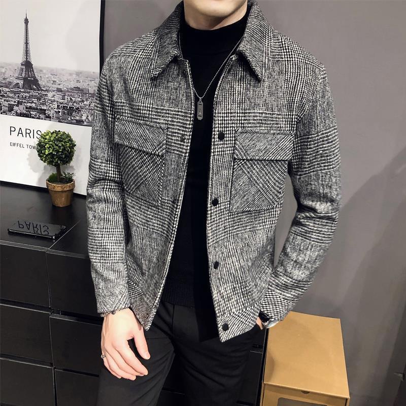 Kurze Herrenjacke mit Karomuster und Knopfleiste