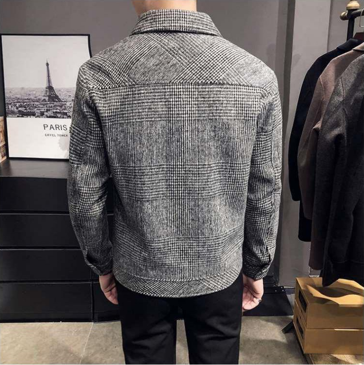 Kurze Herrenjacke mit Karomuster und Knopfleiste