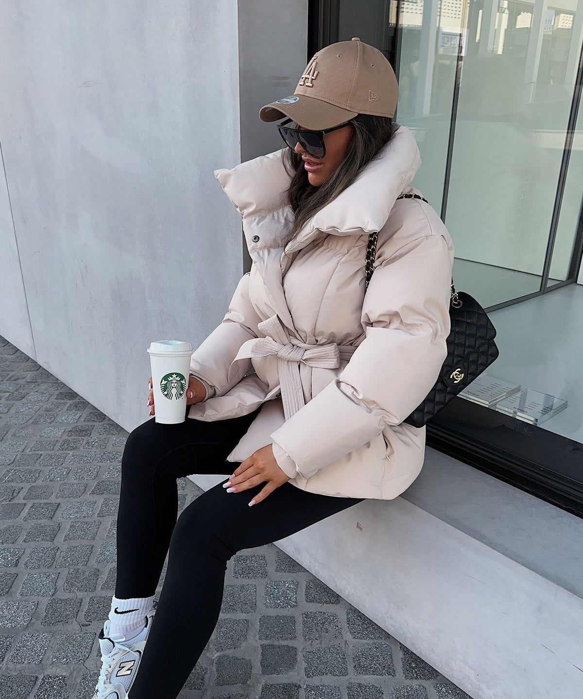Kurze Steppjacke mit Taillengürtel und Stehkragen