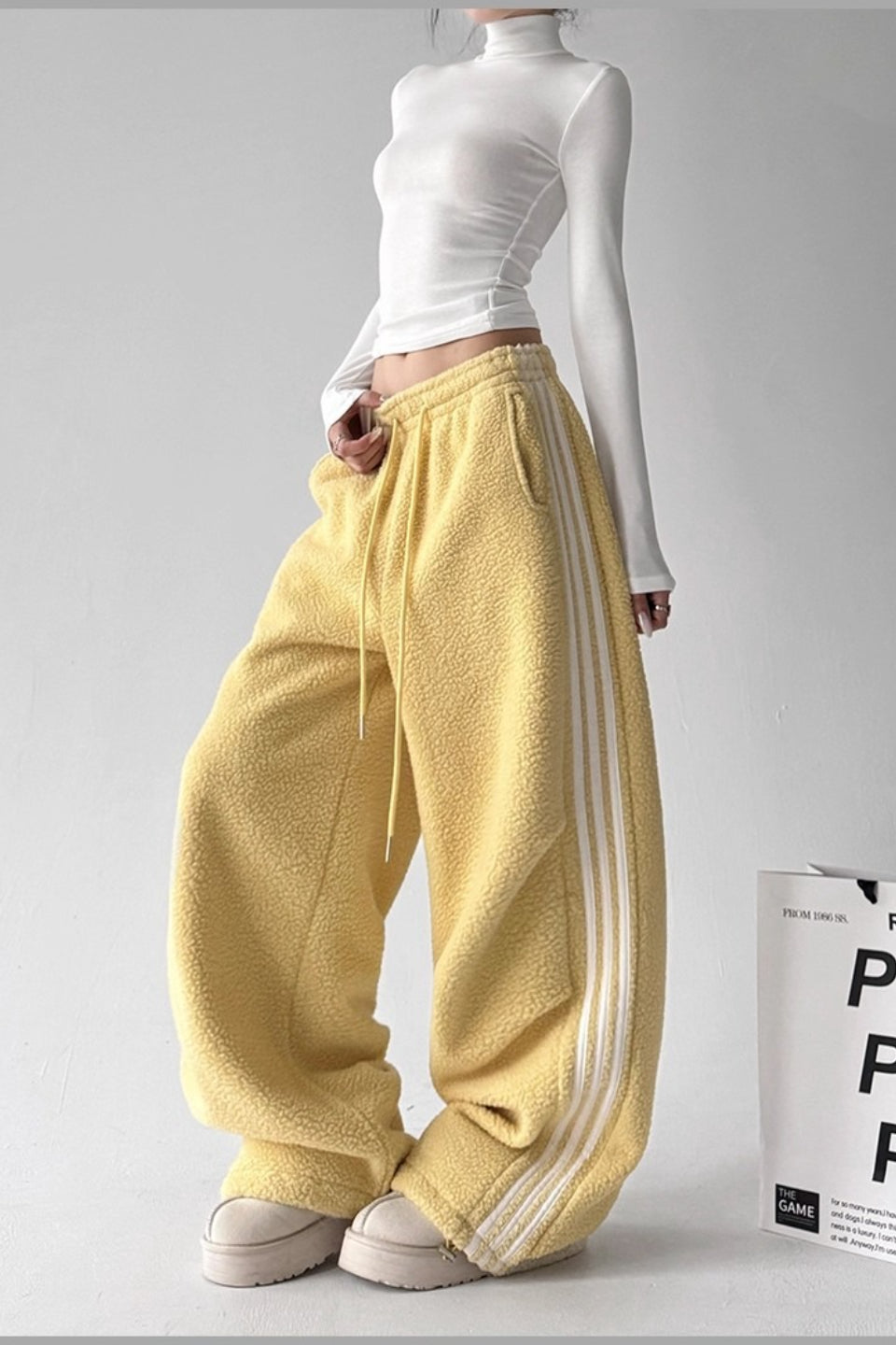 Weite Streifenhose mit Plüschoptik im Sportstil