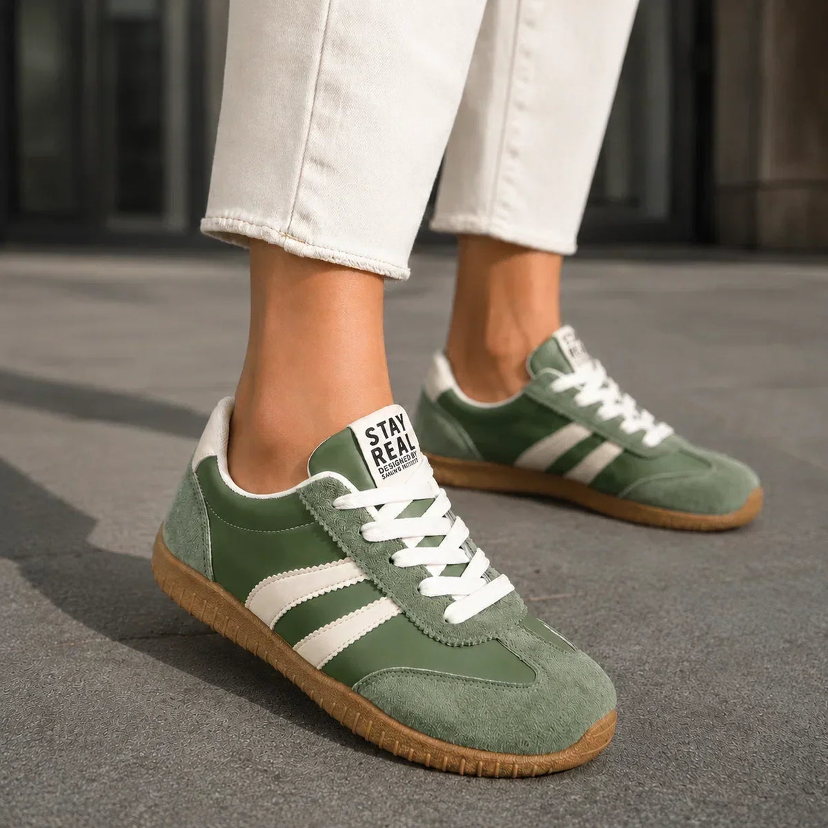 Orthopädische Sneaker mit Fussbettung und weiter Passform