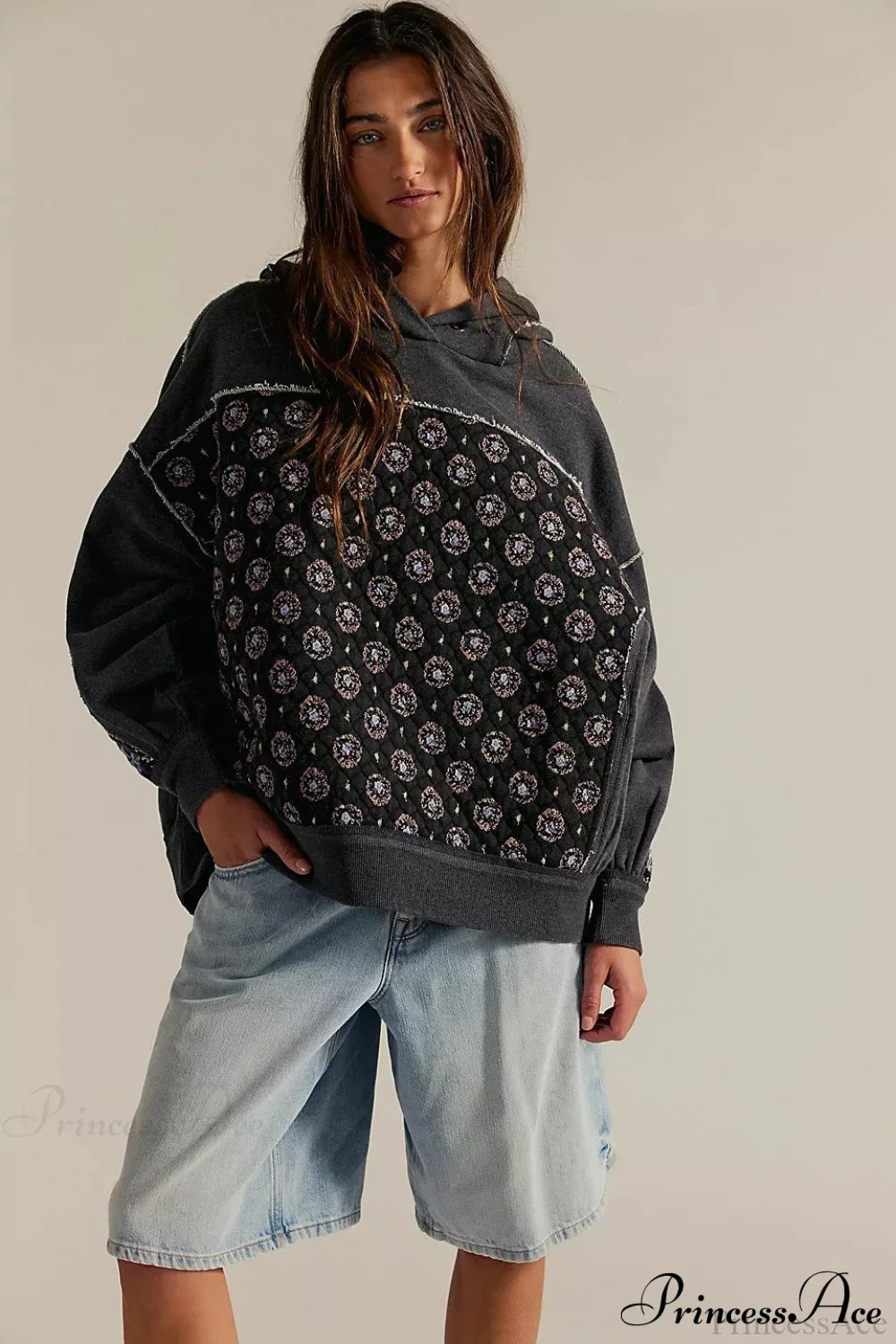Lockerer Kapuzenpullover mit Stickerei-Detail