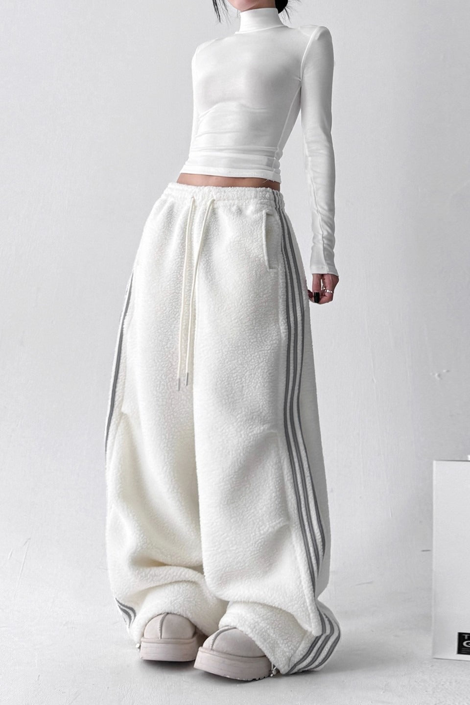 Weite Streifenhose mit Plüschoptik im Sportstil