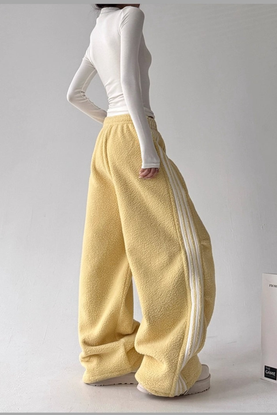 Weite Streifenhose mit Plüschoptik im Sportstil