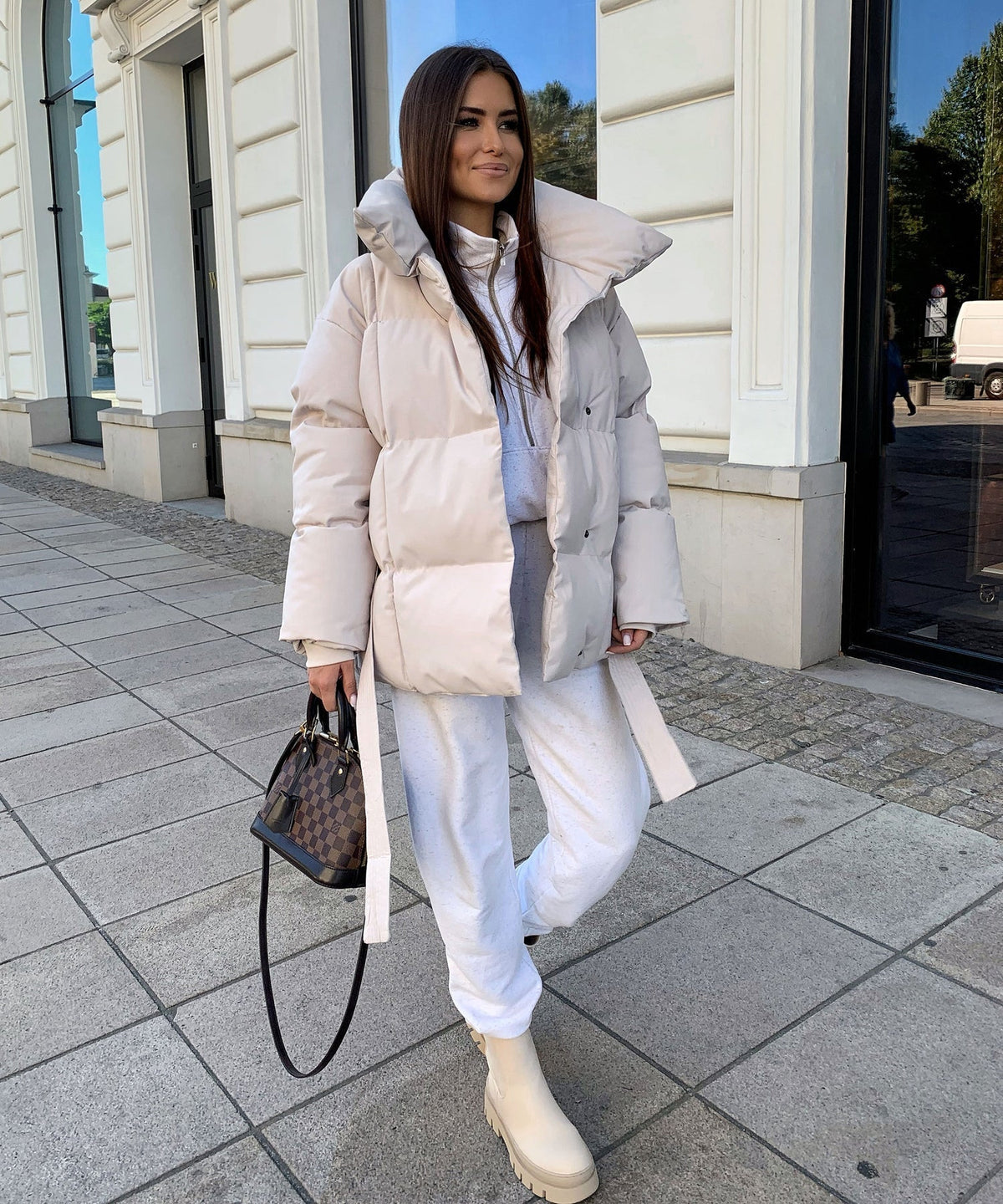Kurze Steppjacke mit Taillengürtel und Stehkragen