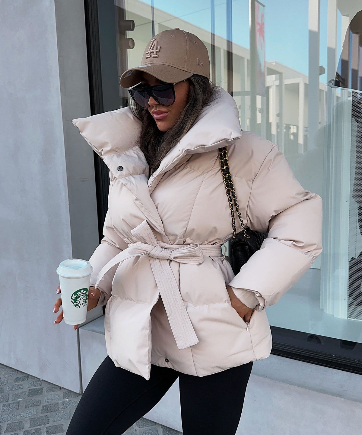 Kurze Steppjacke mit Taillengürtel und Stehkragen