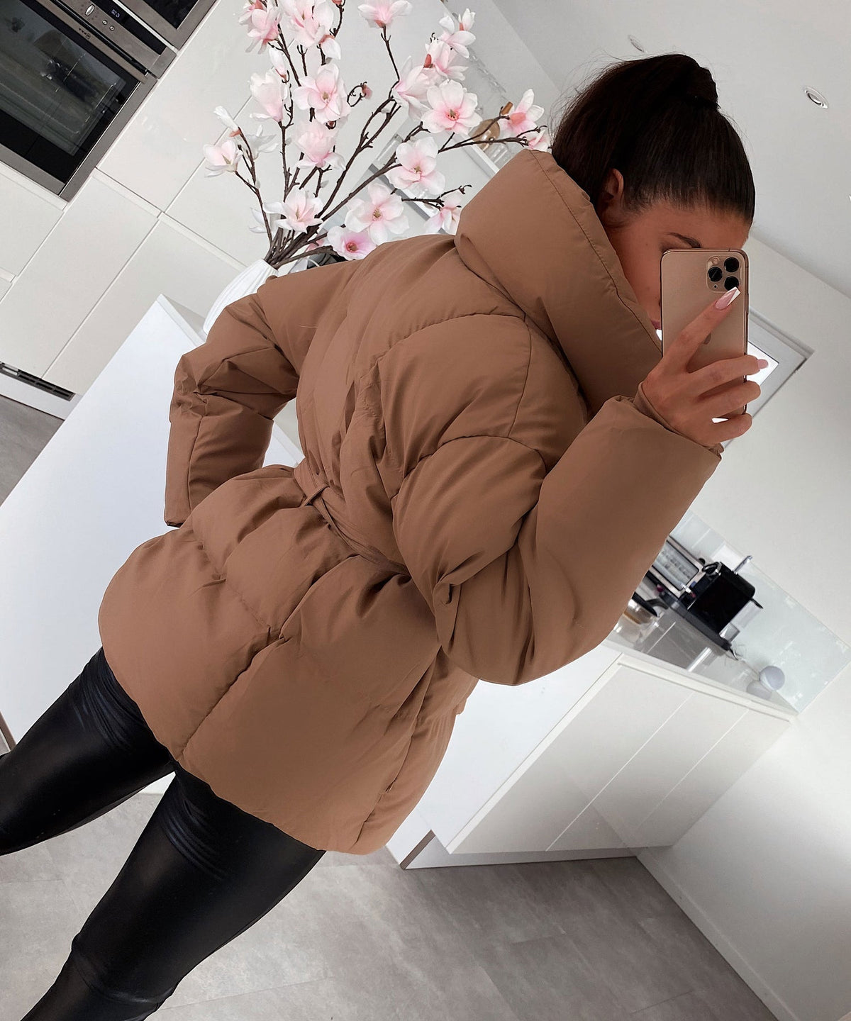 Kurze Steppjacke mit Taillengürtel und Stehkragen
