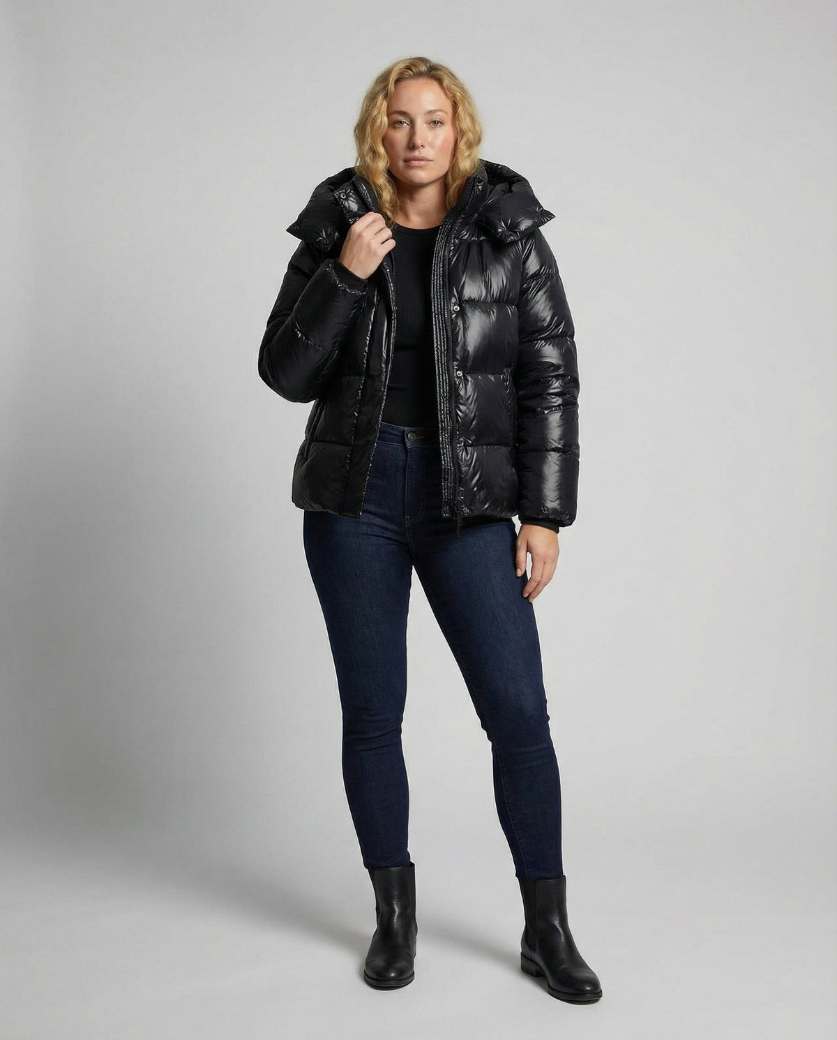Sportliche Damen Steppjacke mit Kapuze und Taschen