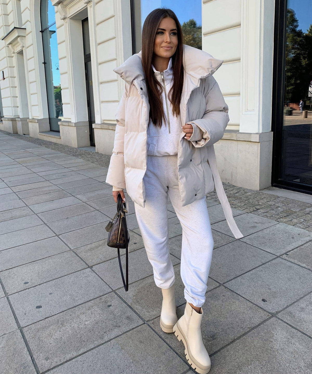 Kurze Steppjacke mit Taillengürtel und Stehkragen