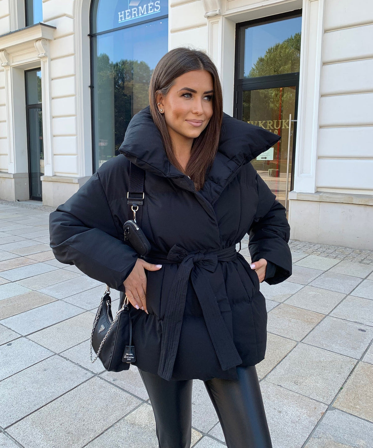 Kurze Steppjacke mit Taillengürtel und Stehkragen