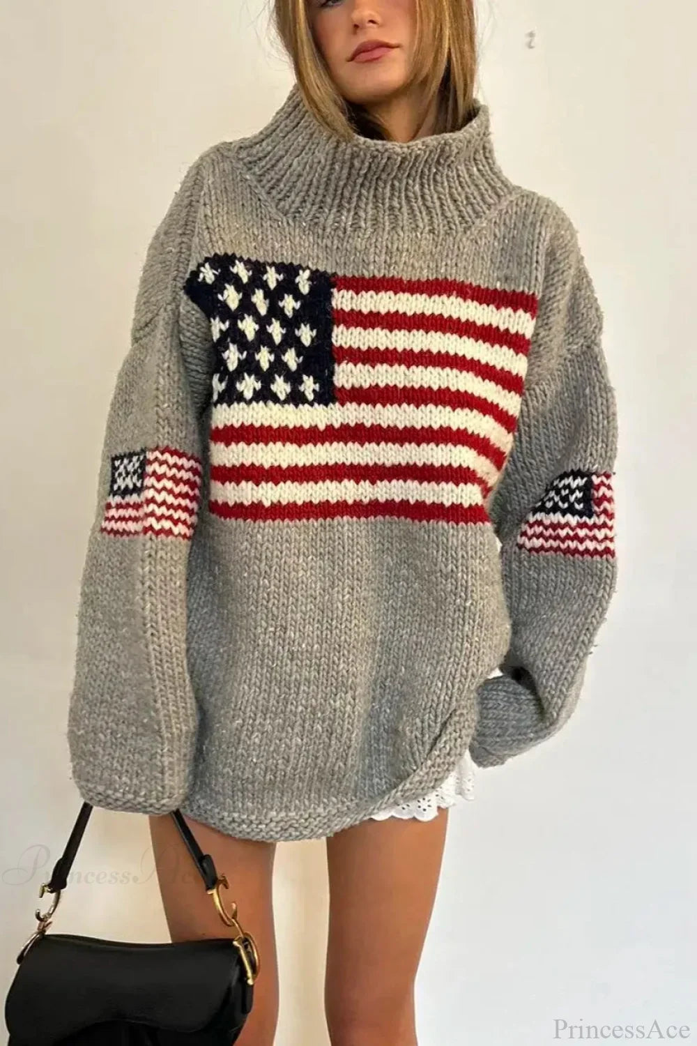 Lockerer Strickpullover mit Stehkragen und Retro Flaggenmotiv