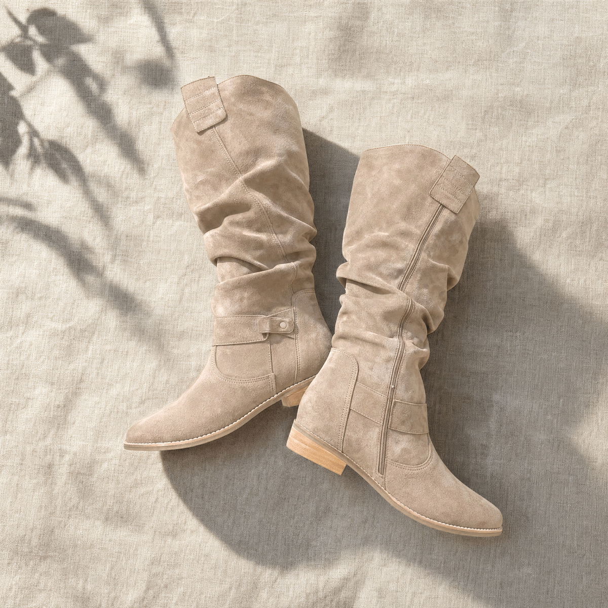 Flatlay der beigen orthopaedischen Stiefeletten mit gepolsterter Innensohle auf Leinen