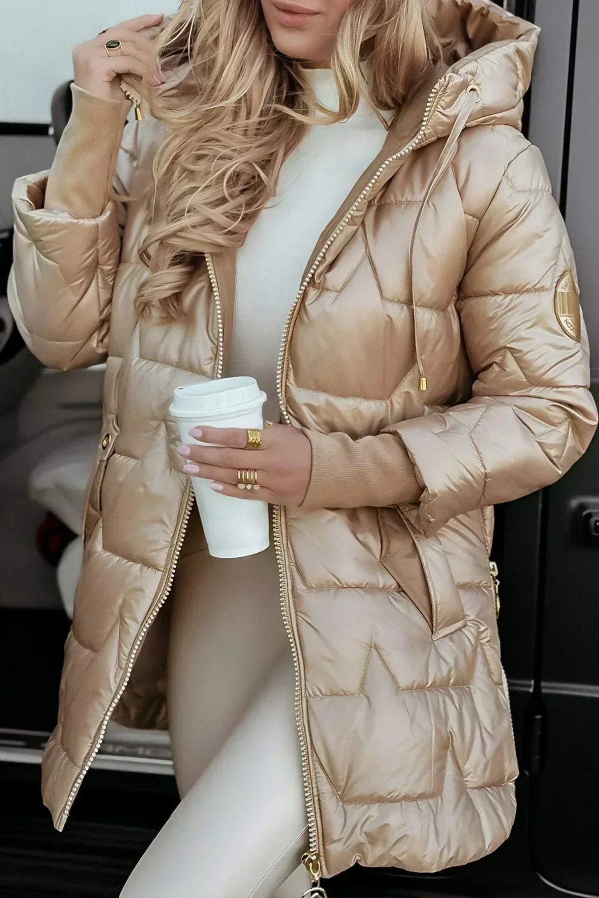 Leichte Damen Steppjacke mit Kapuze und Verlängertem Schnitt