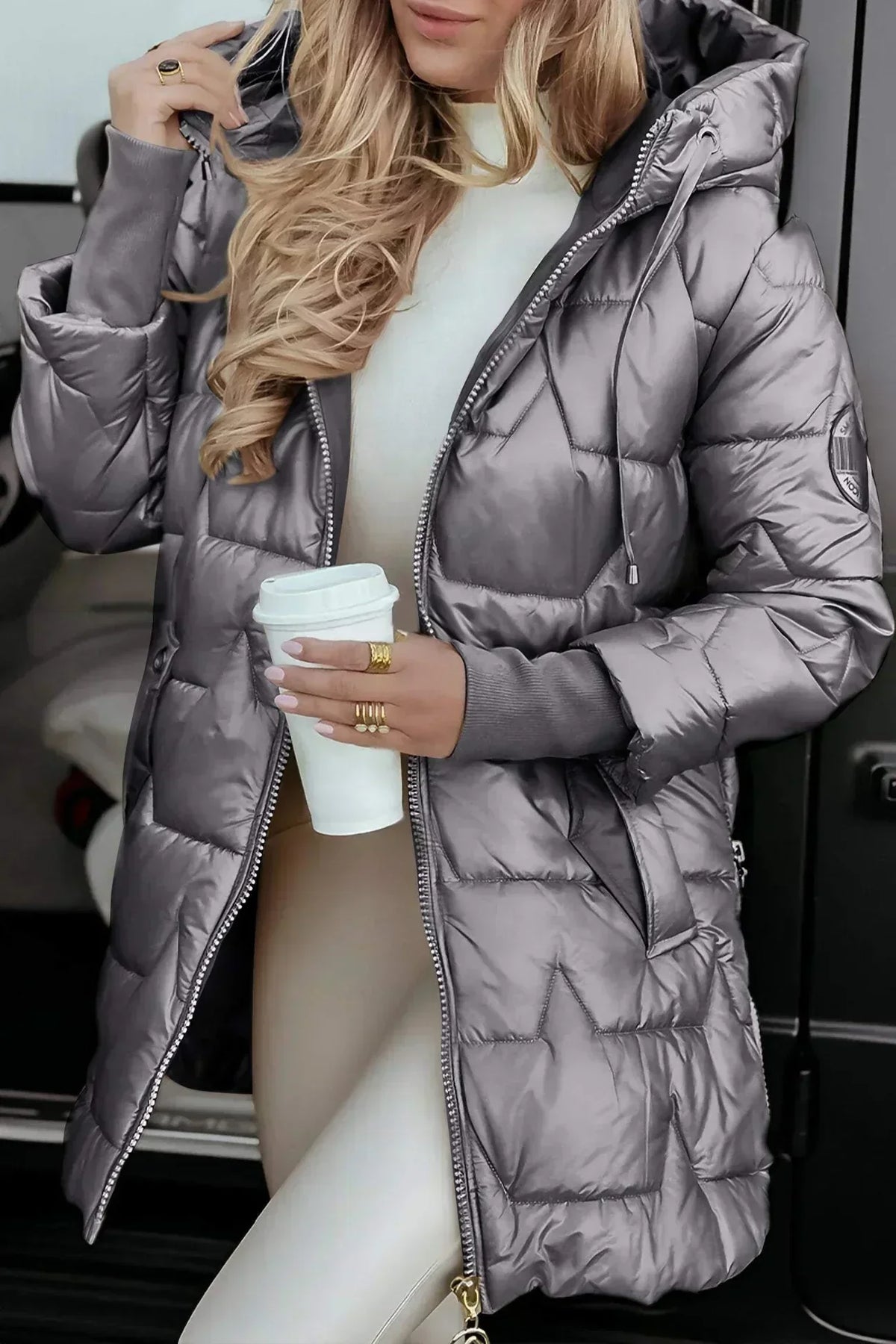 Leichte Damen Steppjacke mit Kapuze und Verlängertem Schnitt