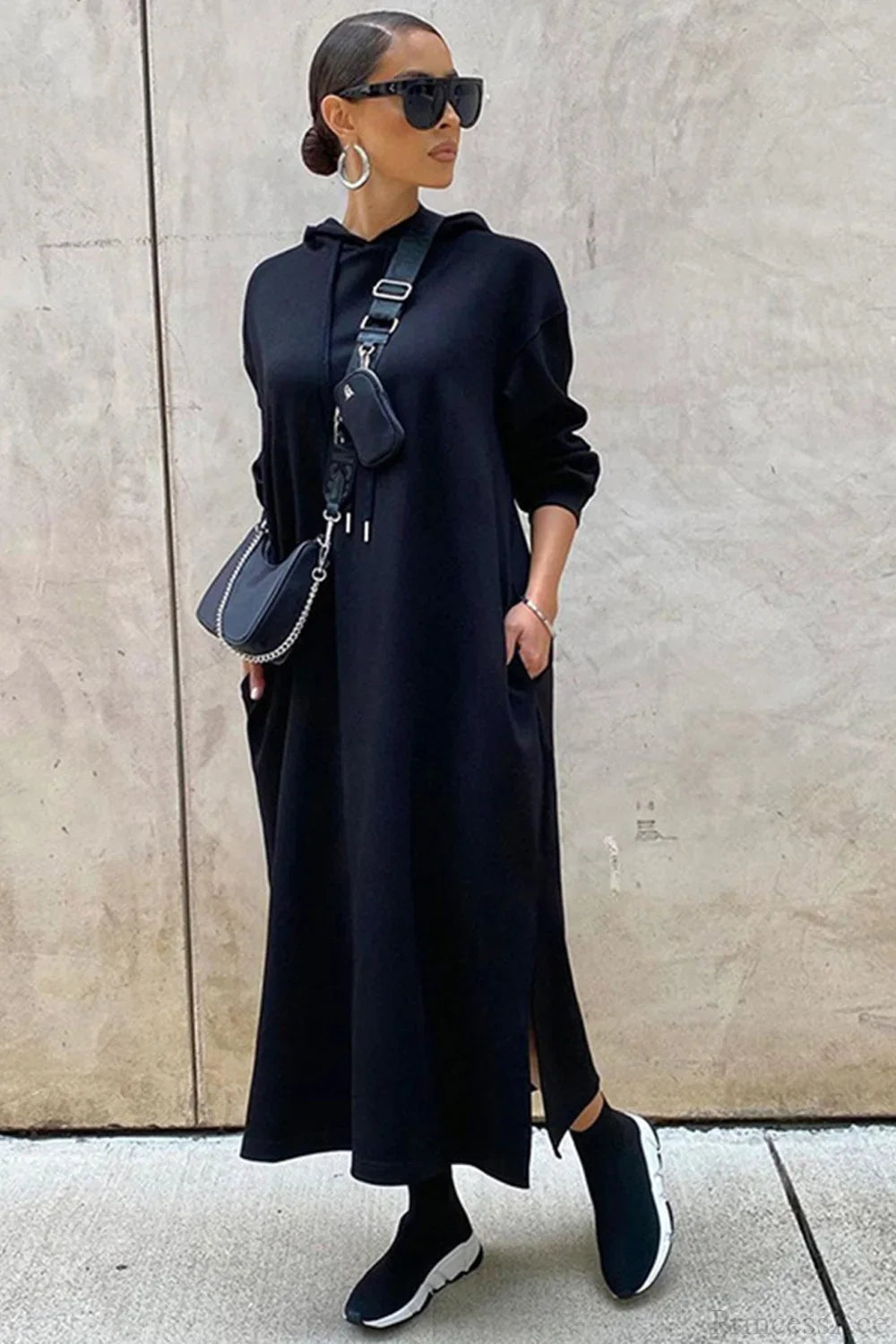 Langes Kapuzenkleid mit Beinschlitz und lockerer Taille