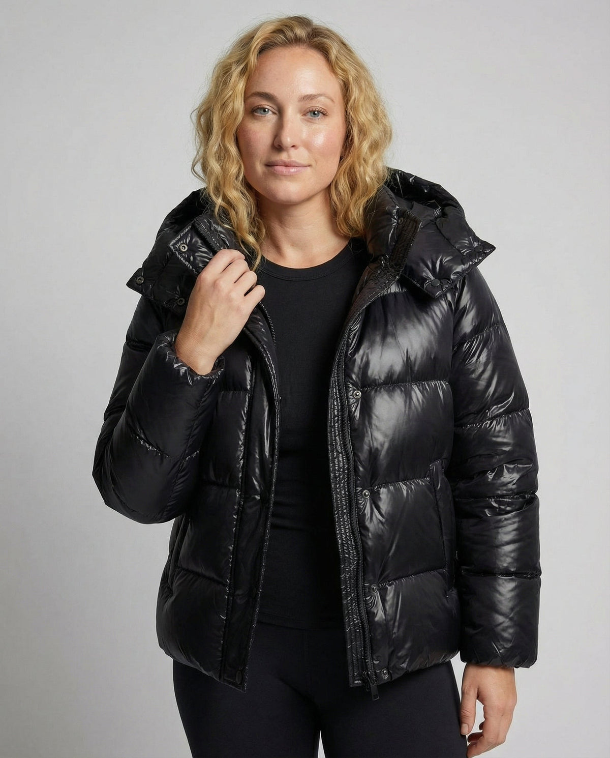 Sportliche Damen Steppjacke mit Kapuze und Taschen