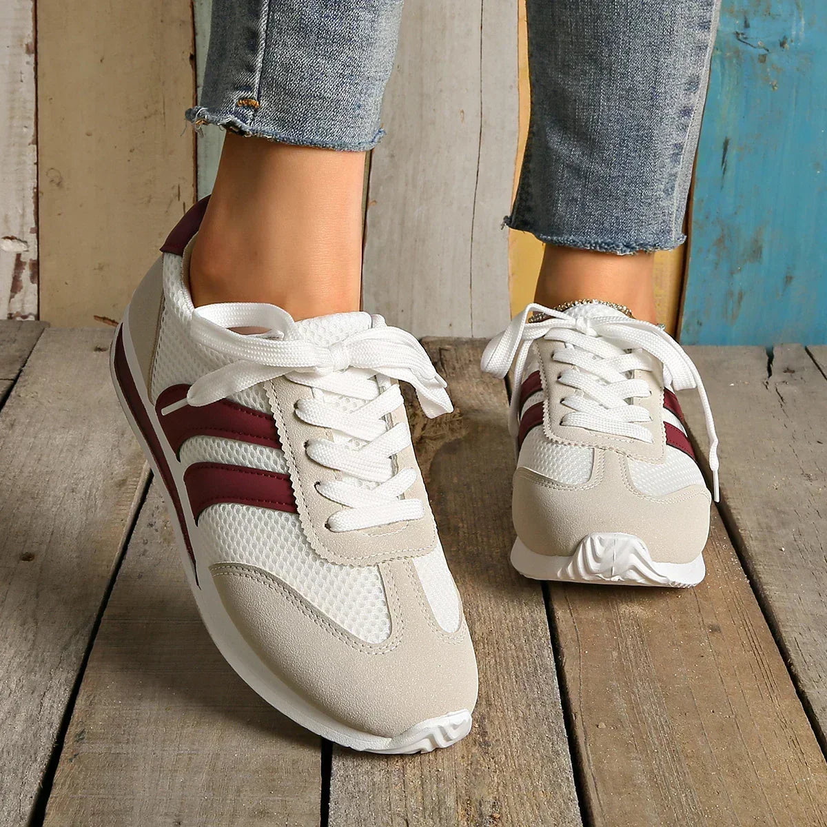Atmungsaktive Damen Sneaker mit Mesh Overlay und Schnürung