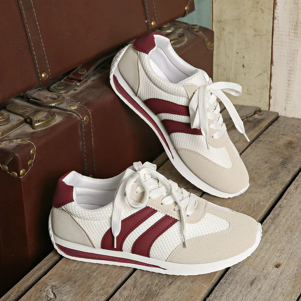 Atmungsaktive Damen Sneaker mit Mesh Overlay und Schnürung
