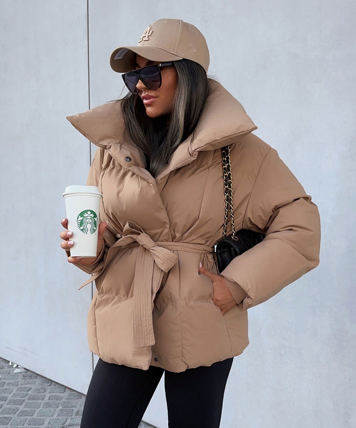 Kurze Steppjacke mit Taillengürtel und Stehkragen
